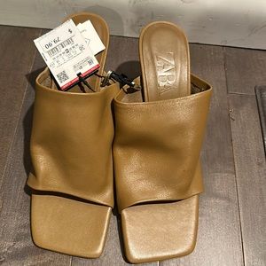 Zara HEELED SOFT LEATHER SQUARE TOE MULES
Khaki Green 1/2342/510/032/38 7/7.5